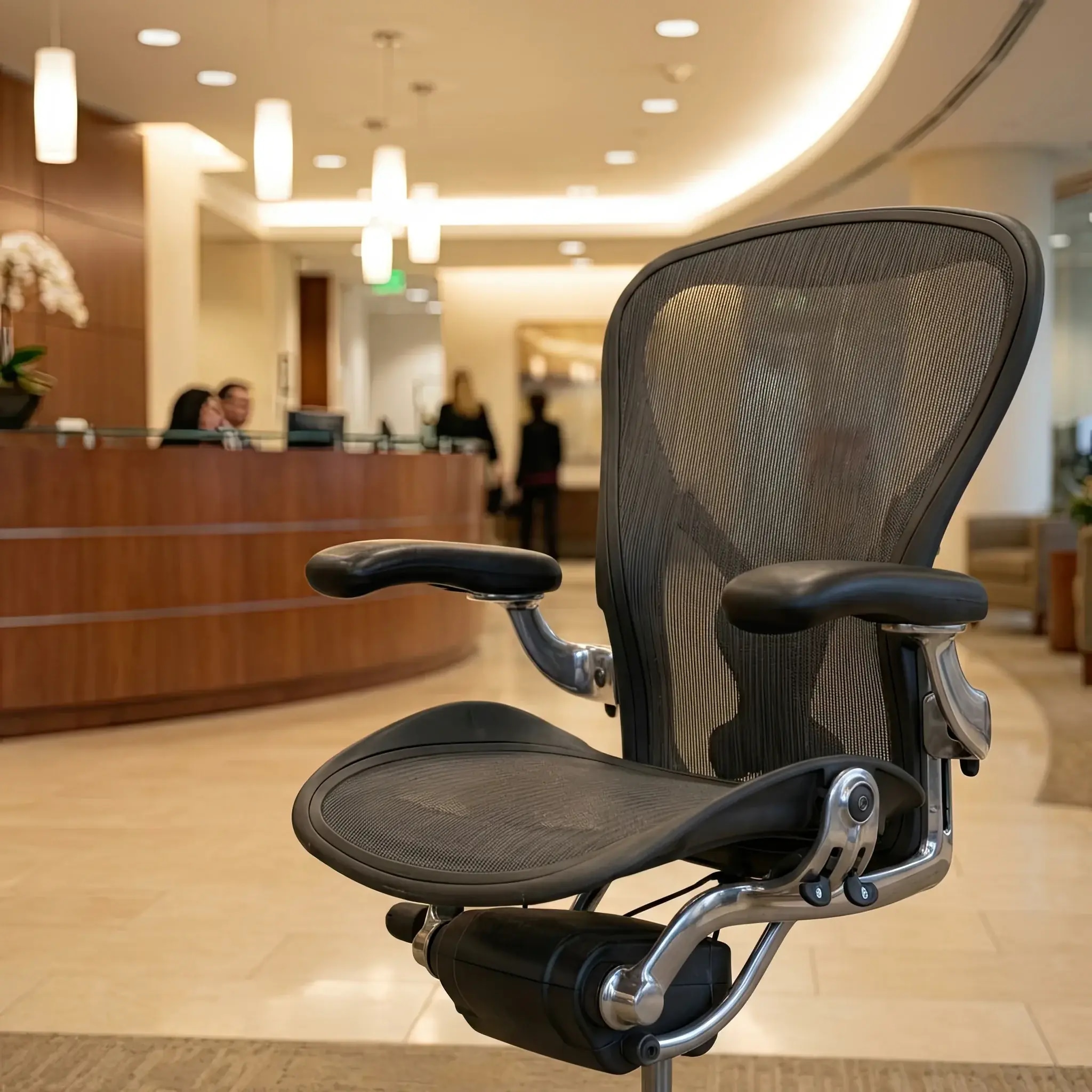 Архитектура и дизайн: Монументальный приемная в Дубае с отделкой из золота и подсвеченного оникса в окружении фонтанов