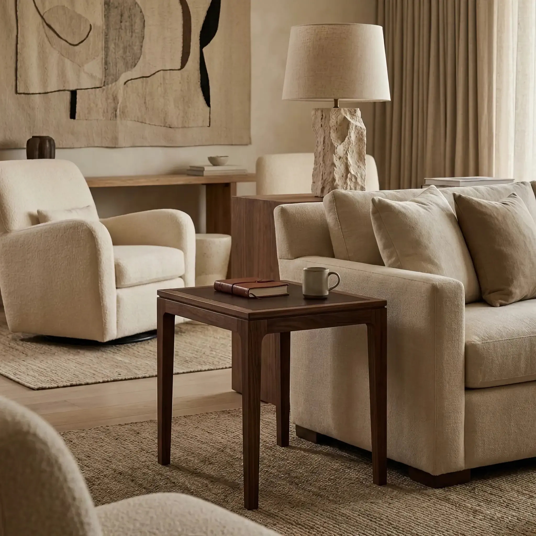 Архитектура и дизайн: Смартфон парит в воздухе над поверхностью стола в вестибюль, заряжаясь без проводов и физического контакта