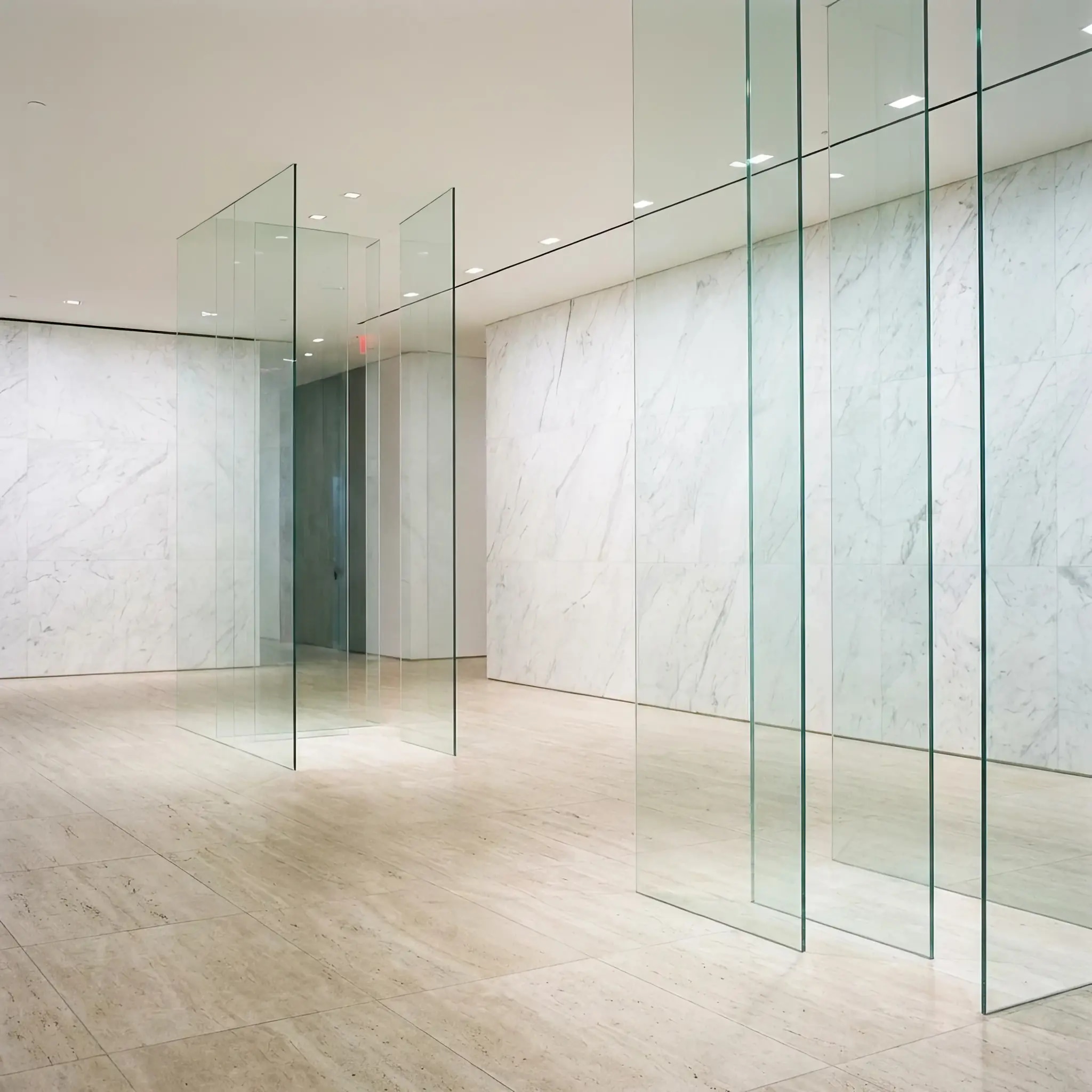 Архитектура и дизайн: Защитное стекло картины в вестибюль абсолютно незаметно: нет бликов и царапин благодаря регенеративному нано-слою