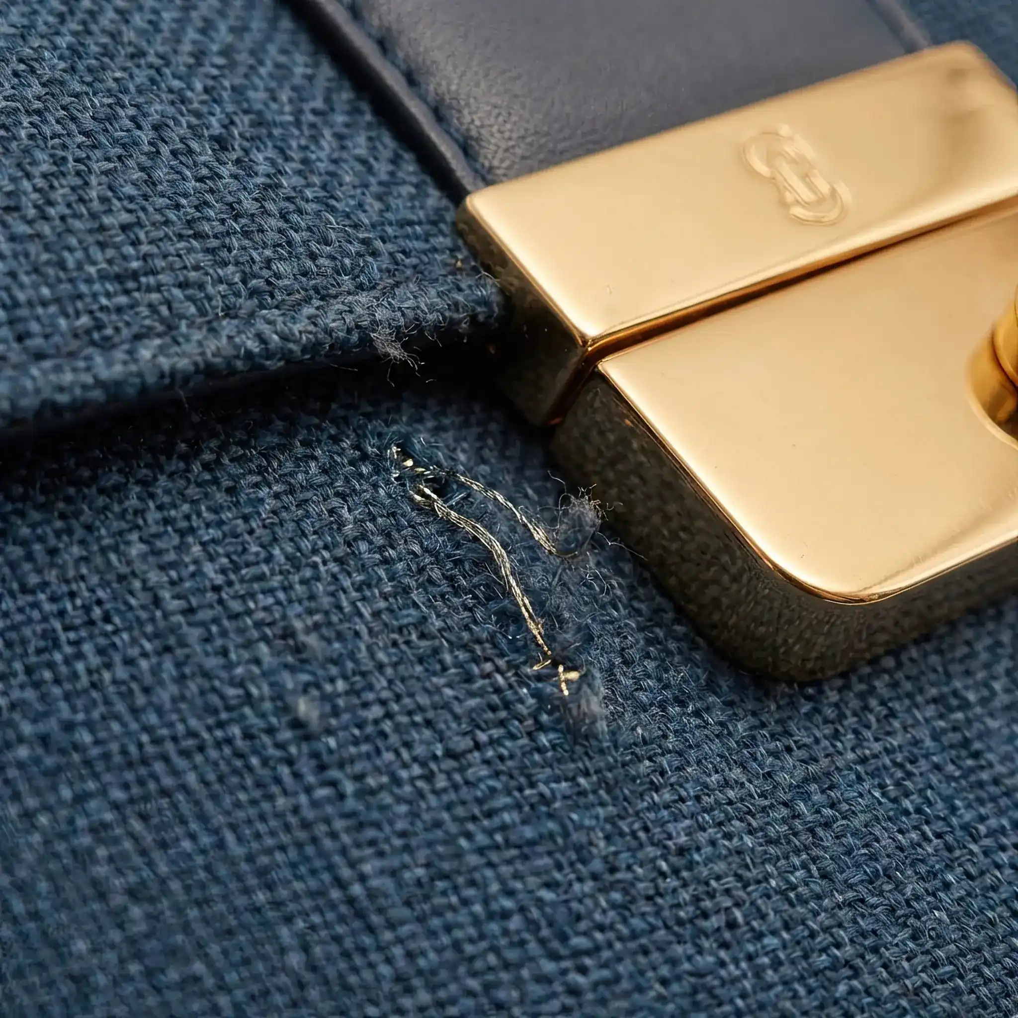 Архитектура и дизайн: Макросъемка ткани дивана в вестибюль: микрокапсулы восстанавливают структуру волокна после зацепки, устраняя дефект