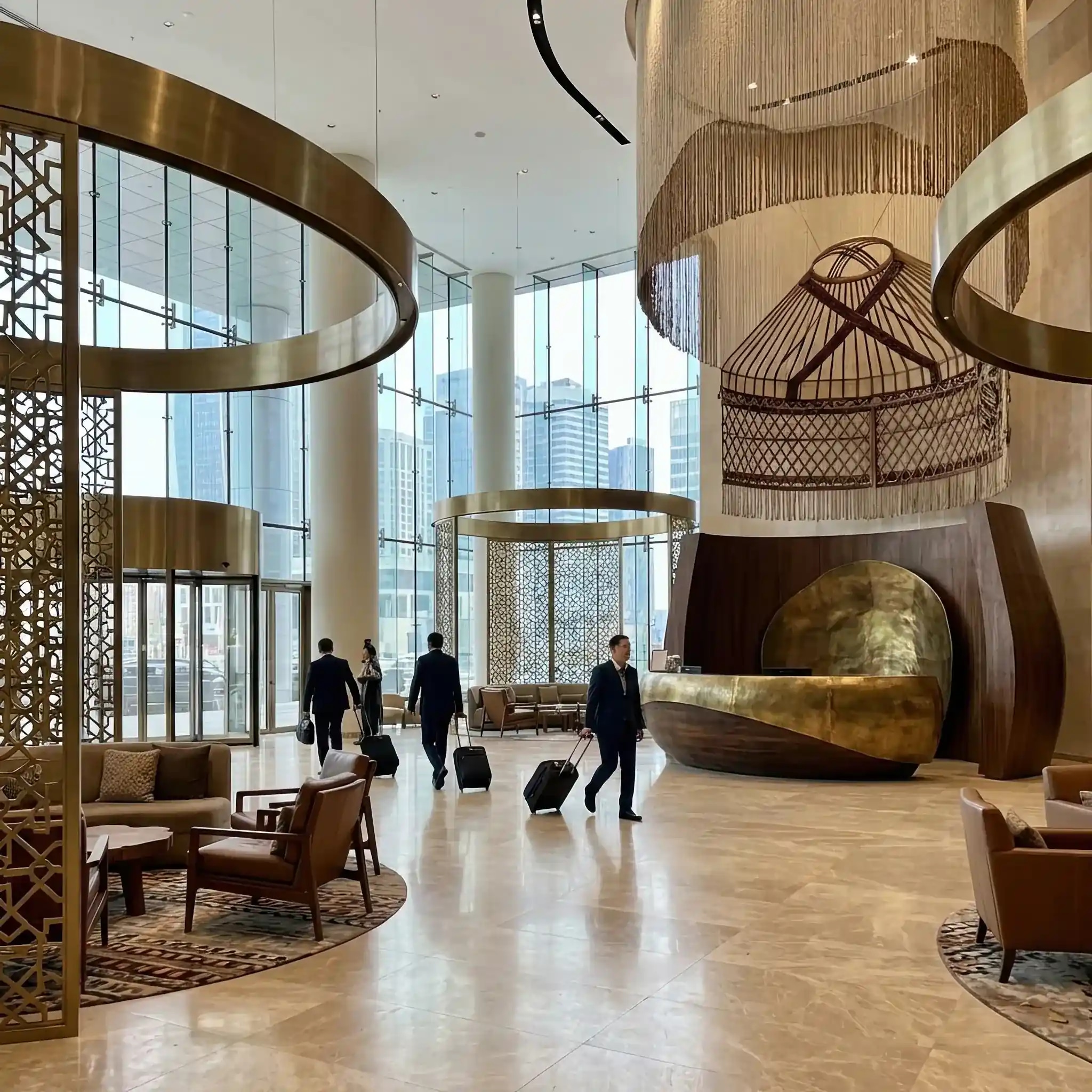 Архитектура и дизайн: Монументальный приемная в деловой центре Астаны с использованием золотистых металлов и панорамного остекления