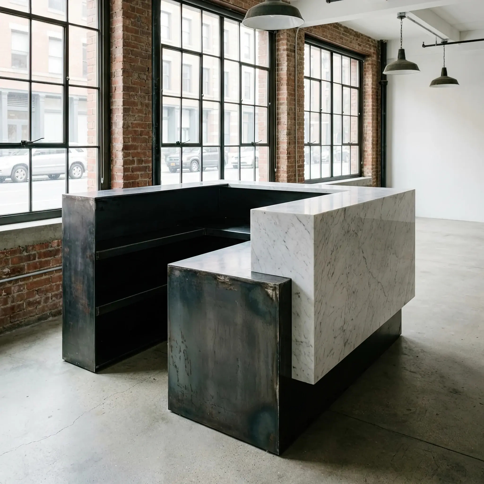 Архитектура и дизайн: Компактная, но эффектная стойка приемная в лофте на Манхэттене из черной стали и белого мрамора