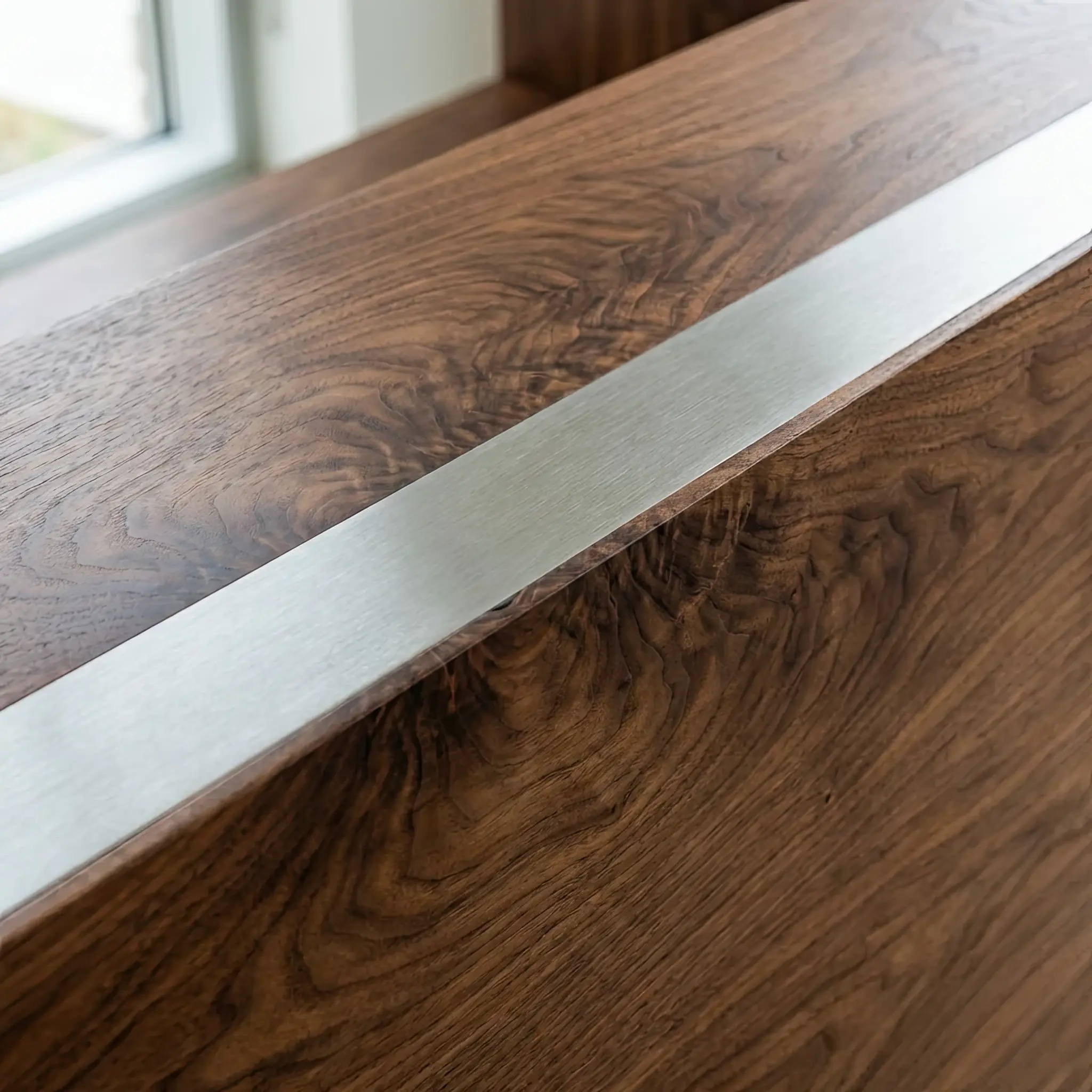 Архитектура и дизайн: Сравнение трех видов мебели: низкий стол, классическая стойка и высокий информационный прилавок