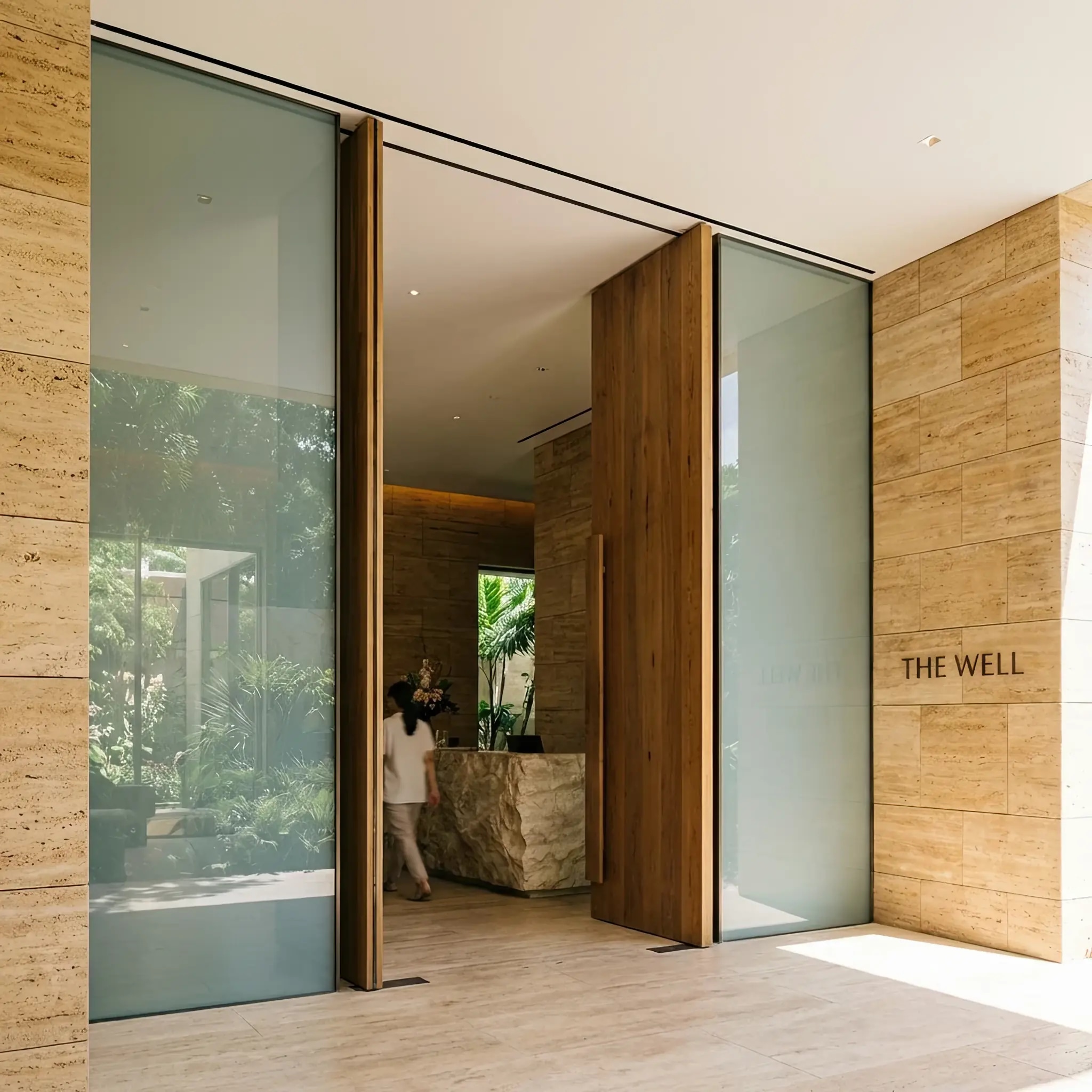 Архитектура и дизайн: Перегородка из умного стекла, переключающаяся из прозрачного в матовое состояние за стойкой приемная