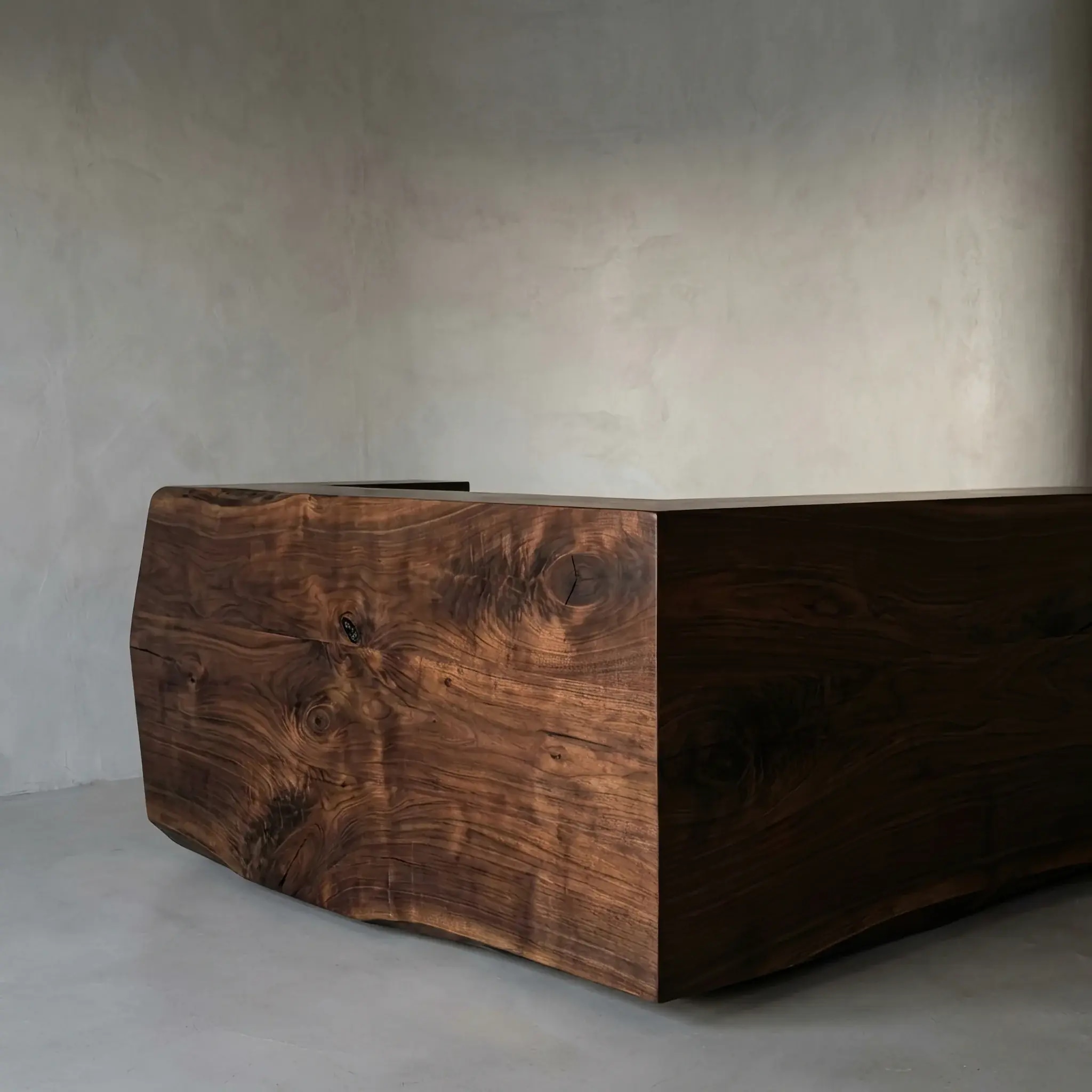 Архитектура и дизайн: Мастер на мебельном производстве подгоняет элементы сложной параметрической стойки приемная