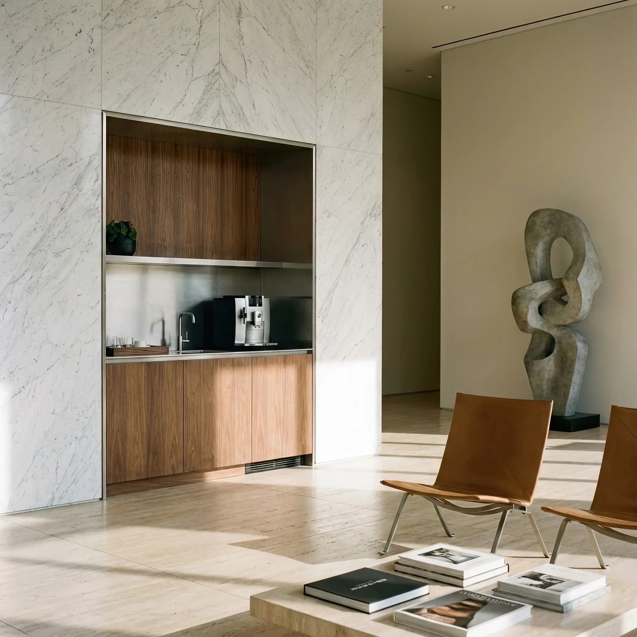 Архитектура и дизайн: Специалист сервиса напитков проводит ритуал заваривания редкого сорта чая в левитирующих сосудах