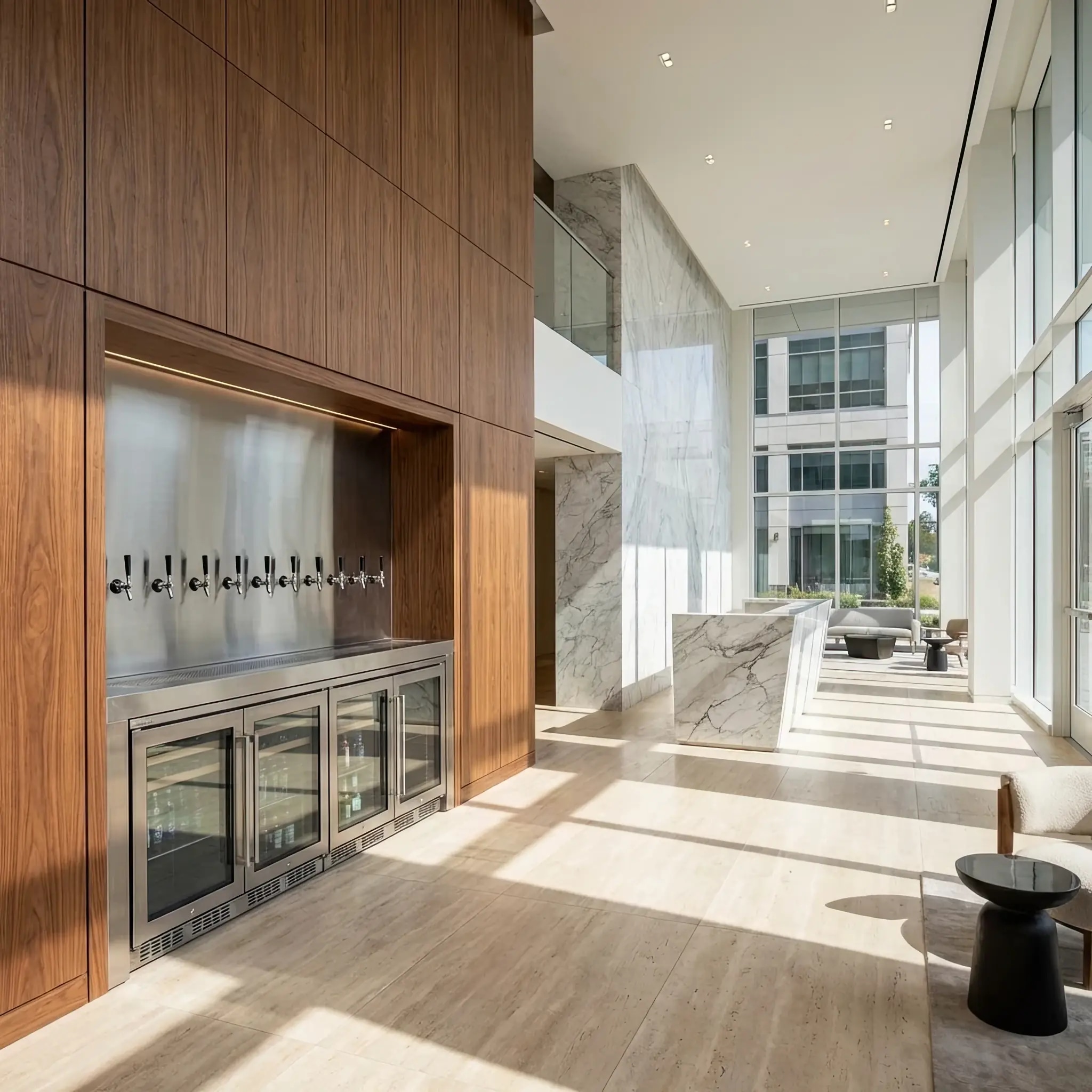 Архитектура и дизайн: Синхро-агрегатор осуществляет прецизионное объединение потоков компонентов и текстурированных основ в гомогенную структуру в процессе перемещения