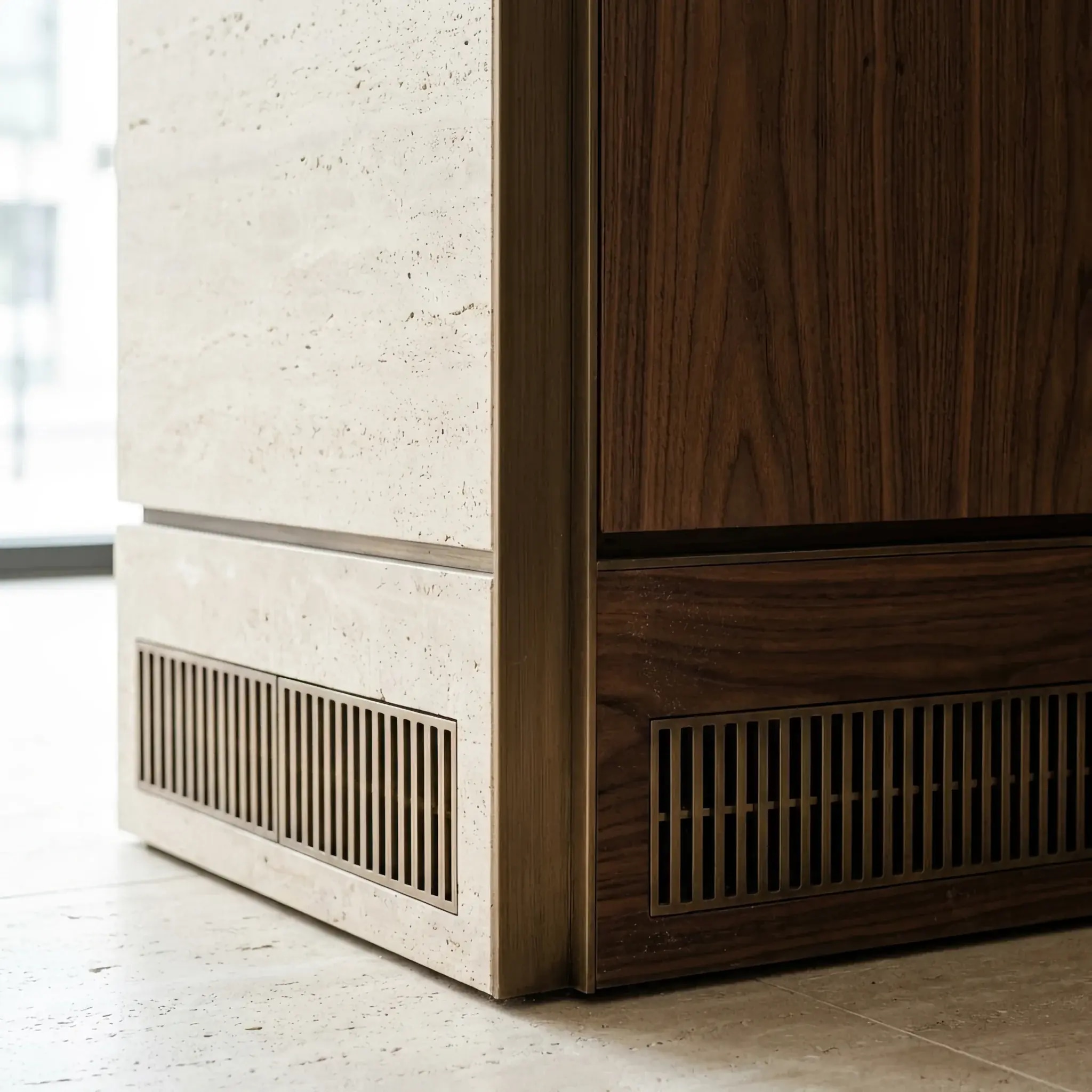 Архитектура и дизайн: Стойка приемная с идеально интегрированными в цоколь щелевыми диффузорами вентиляции