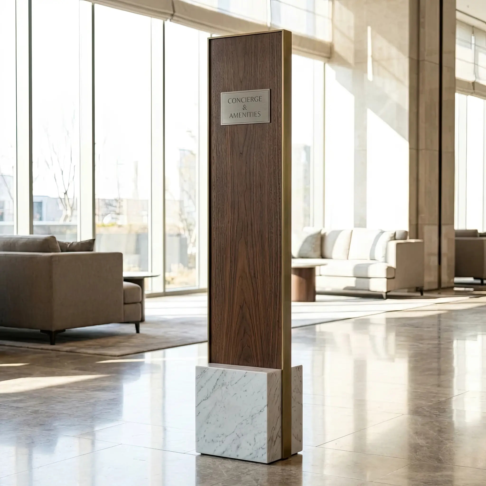 Архитектура и дизайн: Гость смотрит на яркий рекламный пилон в вестибюль: нано-покрытие защищает корпус и экран от бликов и царапин